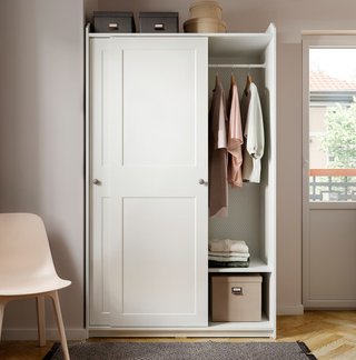 Guardaroba IKEA HAUGA con ante scorrevoli bianche