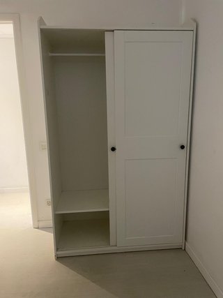 Guardaroba IKEA HAUGA con ante scorrevoli bianche