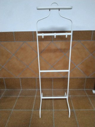 Burro de ropa metálico blanco