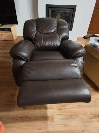 Sillón reclinable de piel marrón