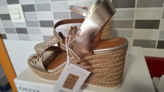 Sandalias Geox doradas cuña