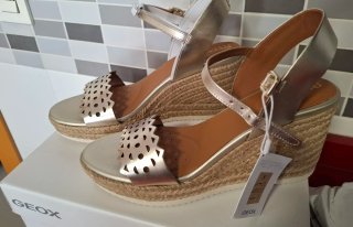 Sandalias Geox doradas cuña