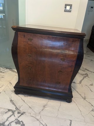 Máquina de coser antigua con mueble