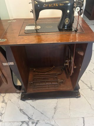 Máquina de coser antigua con mueble