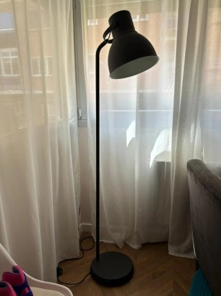 Lámpara de pie IKEA HEKTAR gris