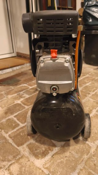 Compresor de aire 25L 2HP 8Bar+kit 5 implementos