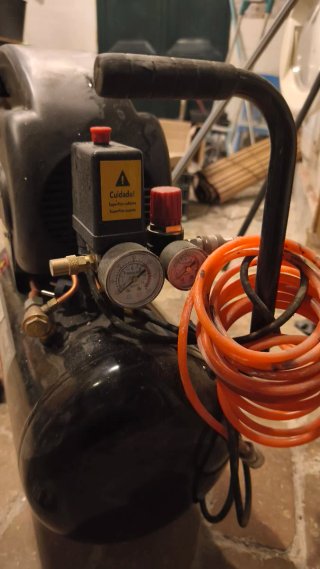 Compresor de aire 25L 2HP 8Bar+kit 5 implementos