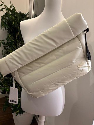 Riñonera RAINS crema impermeable