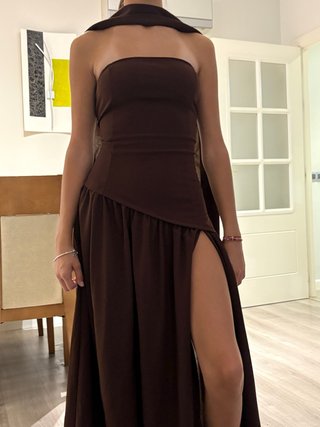 Vestido marrón largo con abertura