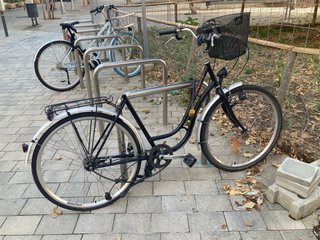 Bicicleta paseo negra con cesta sin sillin