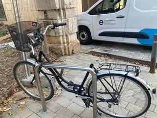 Bicicleta paseo negra con cesta sin sillin