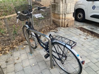 Bicicleta paseo negra con cesta sin sillin