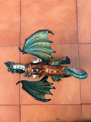 Figura de Dragón Verde con Armadura