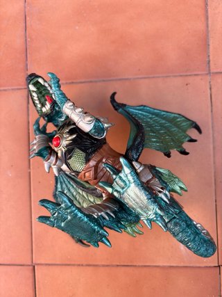 Figura de Dragón Verde con Armadura