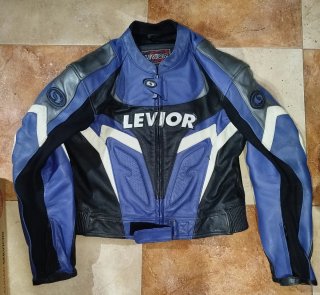 Mono de cuero Levior azul y negro
