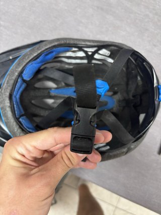 Casco de bicicleta Bell azul y negro