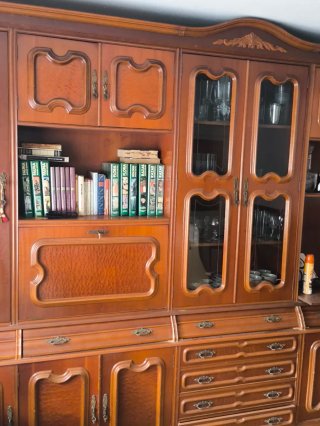 Mueble bar de madera y cristal