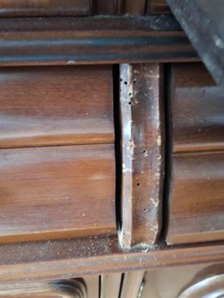Mueble bar de madera y cristal