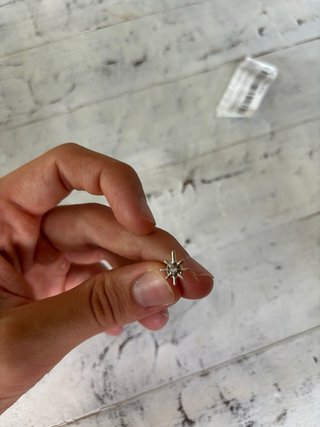 Pendientes plateados de estrella con diamantes