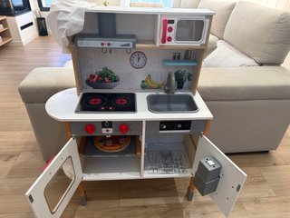 Cocinita de madera con accesorios