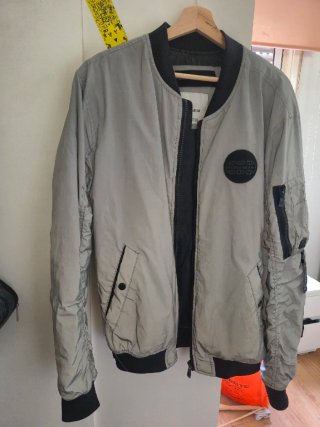 Chaqueta bomber Pull&Bear gris y negra Electric