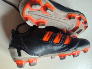 Botas de fútbol de niño Adidas negro y naranja
