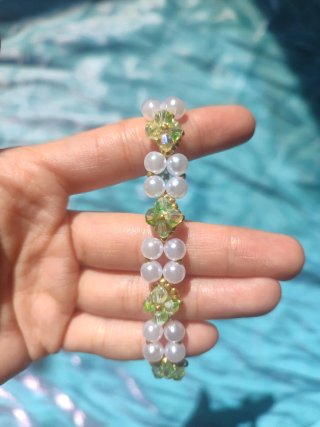 Pulsera Artesanal de Flores Verdes y Perlas Blanca