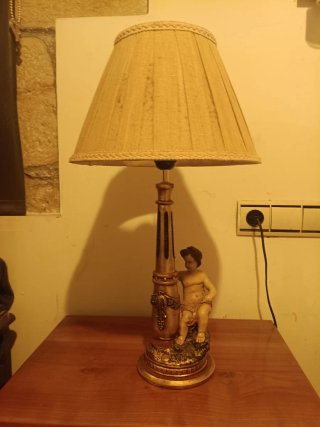 Lámpara de mesa vintage con figura de querubín