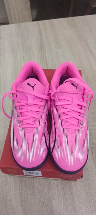 Zapatillas de fútbol Puma rosas multitacos.