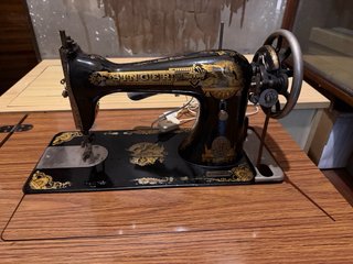 Máquina de coser SINGER negra y dorada