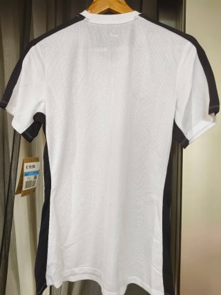 Camiseta de deporte Nike blanca y negra