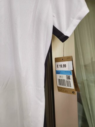 Camiseta de deporte Nike blanca y negra