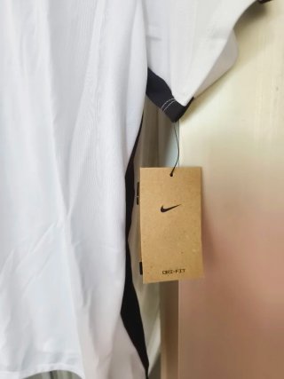 Camiseta de deporte Nike blanca y negra