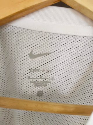Camiseta de deporte Nike blanca y negra