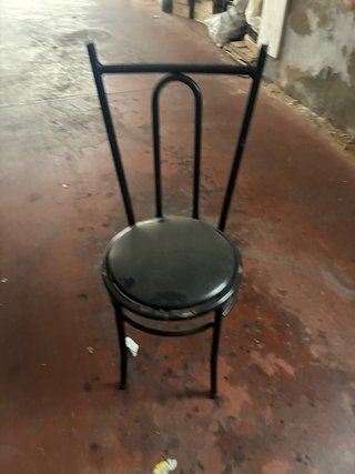 Silla negra de metal y polipiel. A 5 e/u todas