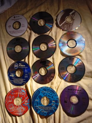 Lote de 74 CDs con archivador
