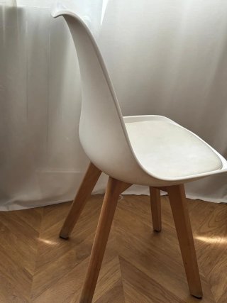 Silla Nórdica Blanca con Patas de Madera
