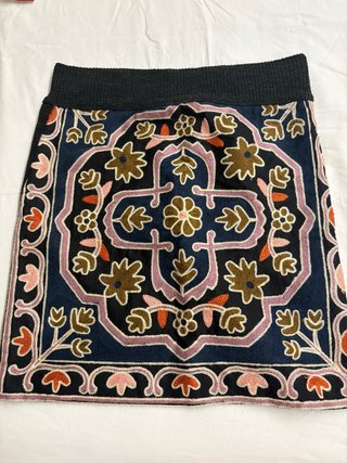 Falda corta bordada multicolor.