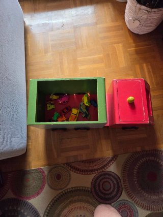 Lote juguetes:camión de madera + coches + alfombra