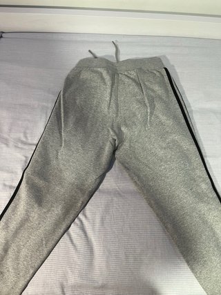 Pantalón Adidas Gris