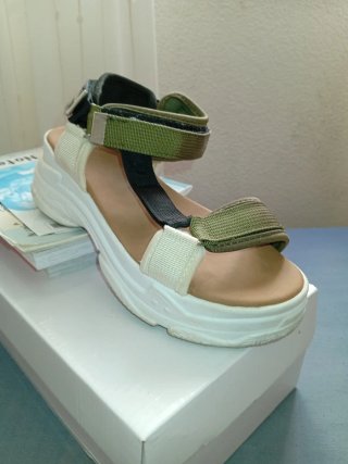 Sandalias de plataforma verdes , blancas y negro