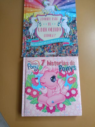 Dos libros.Uno de ponys y otro de bucar unicornios