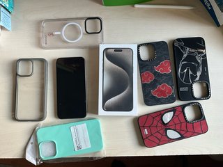 iPhone 15 Pro Max Gris + 4 Fundas