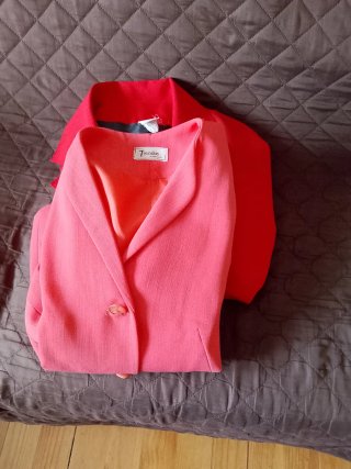 2 Chaquetas americanas Trendus, roja y color coral