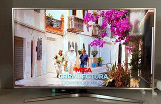 Televisor Samsung 49” con base plateada