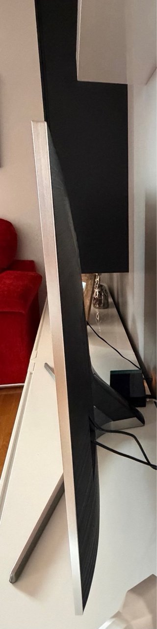 Televisor Samsung 49” con base plateada