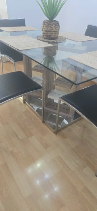 Mesa cristal y 4 sillas piel diseño moderno
