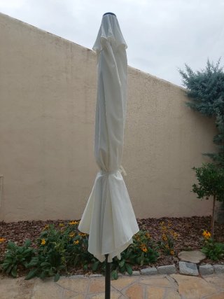 Sombrilla de patio blanca con pie