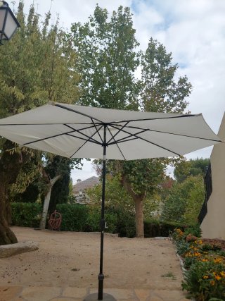 Sombrilla de patio blanca con pie
