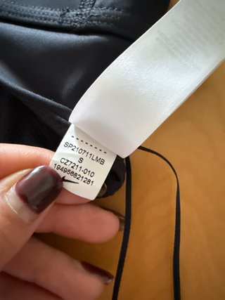 Top deportivo Nike con detalles arcoíris